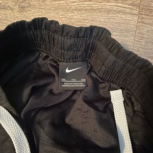 Nike men XXL basketball shorts